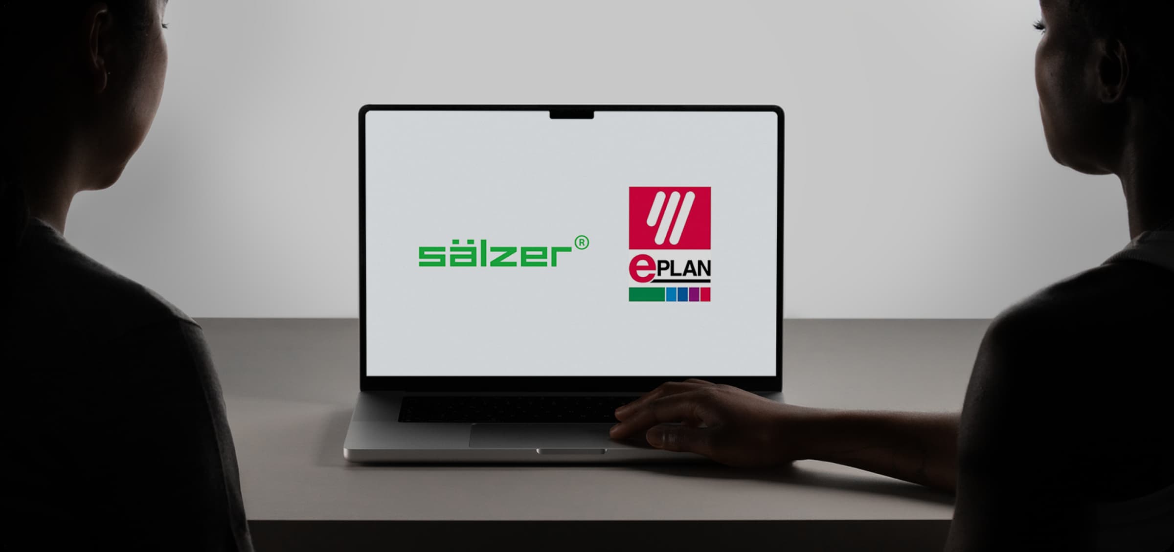 Ein Bildschirm mit den Logos von Sälzer und EPLAN.