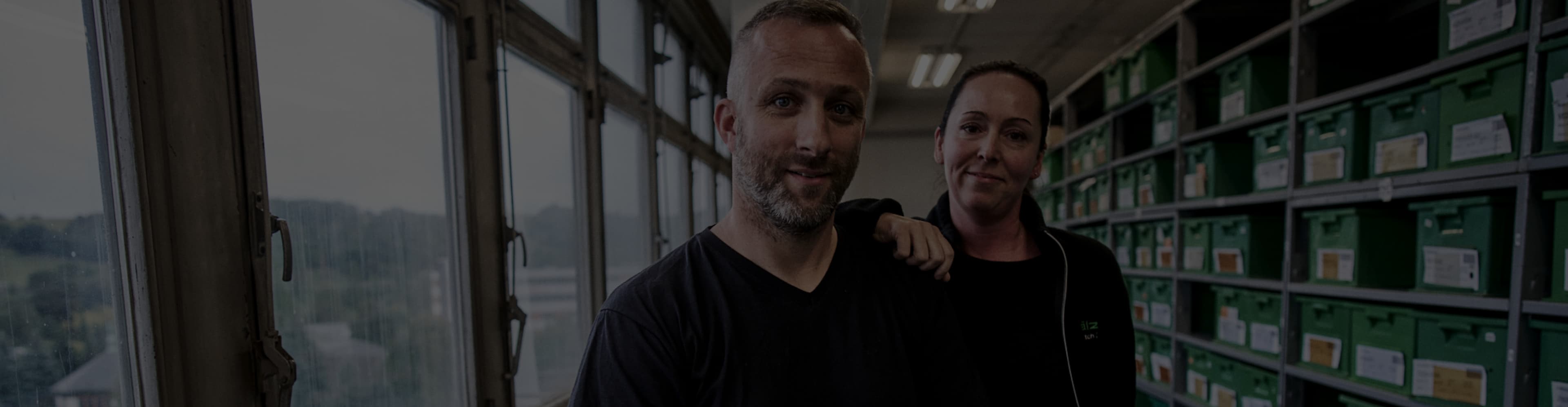 Zwei Mitarbeiter von Sälzer, die freundlich in die Kamera schauen. 