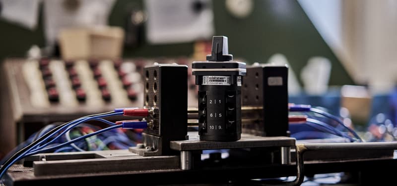 Ein Nockenschalter auf einem Tisch in der Fertigung