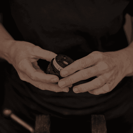 Hände einer Sälzer-Mitarbeiterin, die einen Schalter zusammenbaut. 