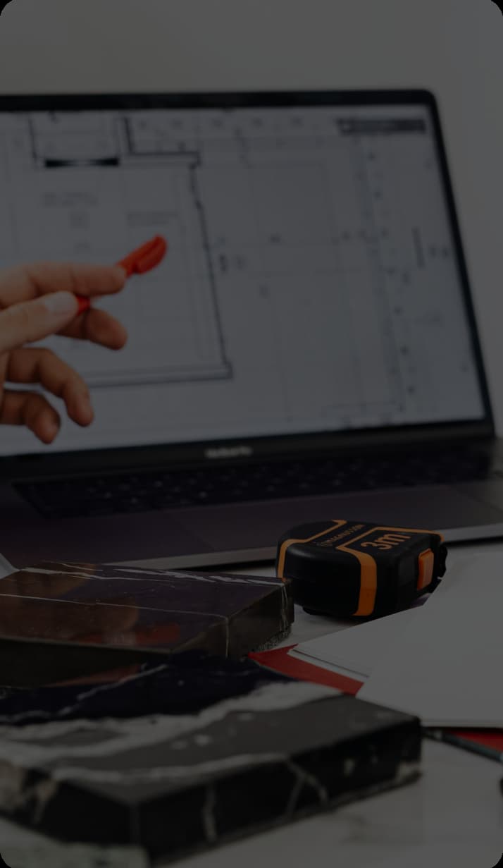 Ein Bildschirm mit Planungssoftware, auf den mehrere Hände zeigen. 