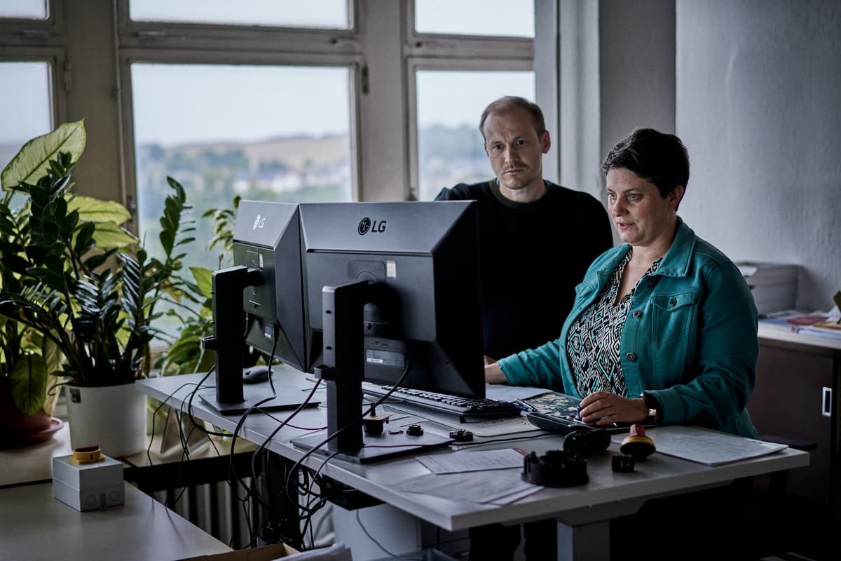 Zwei Personen arbeiten an einem Computer im Sälzer-Büro. 